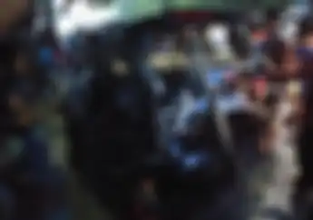 Tragis, Wuling Potong Jalan Perlintasan Kereta Terpental Menimpa Motor Driver Ojol