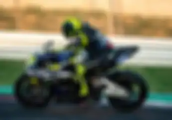 Liburan Selesai, Rossi dan Vinales Latihan, Lo Kok Motornya Beda Sih?