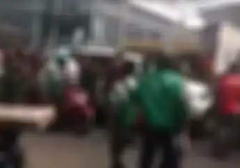  Kebayoran Lama Mencekam, Video Mitsubishi Pajero Kabur Usai Senggol Pemotor, Sopir Dihantam Kayu