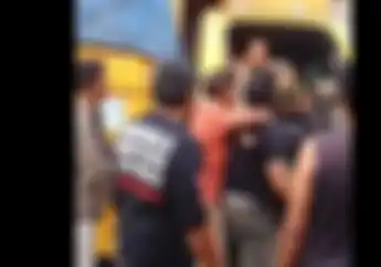 Video Arogan Pria Berkaos Brimob, Jewer Tarik dan Pukul Supir Truk Jadi Viral 
