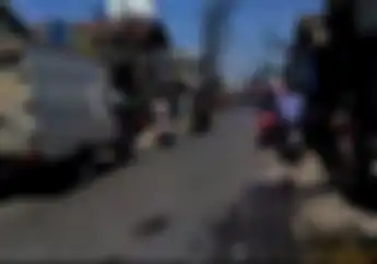 Warga Pasar Berhamburan, Sebuah Motor Bebek Dilalap Api Saat Orang Sibuk Berbelanja
