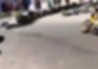 Penonton Bubar,  Dua Pembalap Road Race Senggolan Motor, Satu Terpental Keluar Lintasan