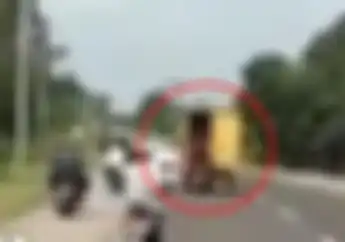 Pemotor Gak Berani Teriak, Video Komplotan Bajing Loncat Beraksi Gasak Mobil Box, Barang-barang Dikuras