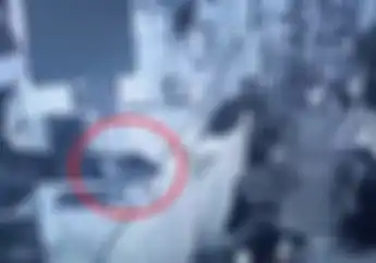 Nekat, Video Rampok Bermotor Gasak Puluhan Ponsel di Siang Hari, Karyawan Toko Menggigil Ketakutan