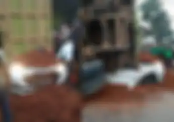 Breaking News, Karawaci Macet Truk Tanah Timpa Daihatsu Sigra, Driver Ojol Ikut Evakuasi