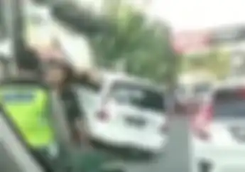 Terdengar Teriakan, Detik-detik Toyota Innova Seruduk Warung Soto, Yamaha Mio M3 Terkapar Rusak Parah