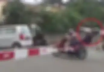 Braakk, Kepala Tersangkut Palang Kereta Api, Boncenger Perempuan Nyaris Terkapar di Aspal