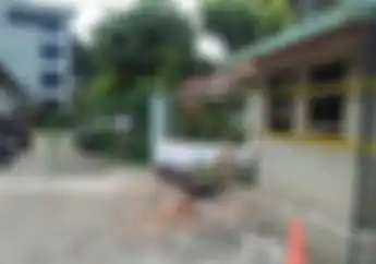 Pemotor Misterius Lempar Rumah Menteri Susi Pudjiastuti, Kaca Berserakan, Garis Polisi Terpasang