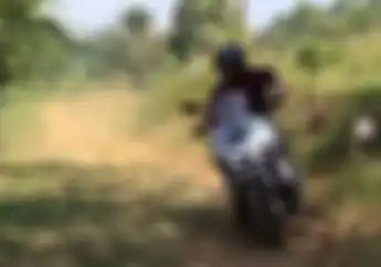 Skutik Adventure Honda ADV150 Disiksa di Jalur Trek Off-road, Enteng Banget Libas Tanjakan