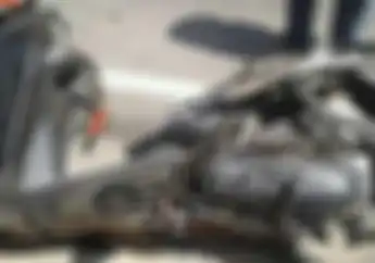 Warga Berhamburan, Bodi Honda Vario Terkelupas Adu Banteng Lawan Mobil, Pemotor Tewas di Lokasi