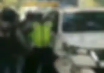 Mencekam, Toyota Fortuner Ringsek, Polisi Sampai Todongkan Pistol ke Sopir, Kabur Usai Menabrak Pemotor