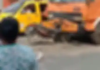 Pemotor Terkapar, Honda Supra Fit Hajar Truk Fuso, Motor Ringsek Menancap di Bemper Depan