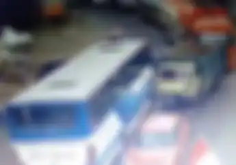 Merinding, Video Detik-detik Bus Rem Blong Hantam Deretan Mobil, Pemotor Nyaris Tersambar