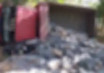 Warga Histeris, Rem Truk Mendadak Blong Terbalik, Pemotor Tewas Tertimpa Batu