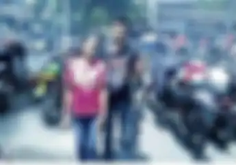 Terharu, Anak Soleh Ajak Ibu Turing Keliling Pakai Yamaha RX-King