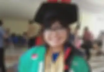 Bikin Terharu, Driver Ojol Wanita Ini Lulus dengan Predikat Cum Laude, Wisuda Pakai Jaket Gojek