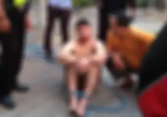 Sakit Jiwa, Video Detik-detik Bule Ngamuk Tabrakin Diri Ke Motor Yang Melintas di Bali