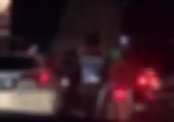 Video Pengendara Honda HRV Terlibat Perkelahian dengan Pemotor, Sampah Beterbangan dari Kaca Mobil   