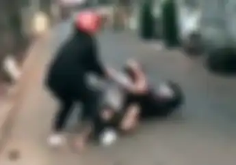 Video 2 Pemotor Baku Hantam Terkapar di Aspal Ternyata Sebabnya Sepele