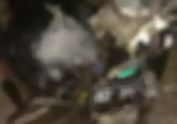 Warga Kaget, Honda Astrea Grand Gak Berbentuk Hantam Truk, Pemotor Luka Parah Terseret di Aspal