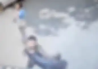 Video Dua Pemotor Senggolan Berujung Duel, Kepala Sampai Dipukul Rantai, Warga Gak Berani Melerai