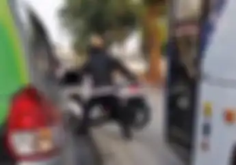 Video Pemotor Tiba-tiba Jadi Kuat Angkat Motor, Ternyata Dikejar Polisi Karena Masuk Jalur TransJakarta