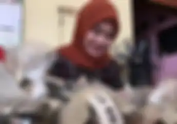 Gokil, Siswi SMA Beli Honda Scoopy Tunai Pakai Uang Koin 2 Karung Beras