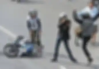 Street Manners: Tahan Emosi Saat Berkendara, Berkelahi di Jalan Raya Bisa Dijerat 2 Pasal Sekaligus