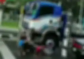 Viral Dua Video Beda Tempat, Pemotor Wanita Terlindas Truk Tapi Selamat dan Bangun Sendiri