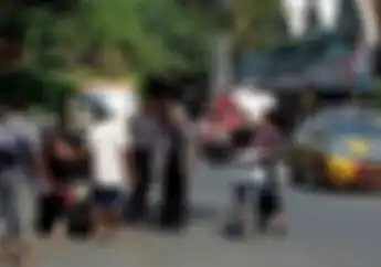 Kocak, Ibu-ibu Naik Motor Melawan Arah Kaget Melihat Polisi Langsung Pingsan