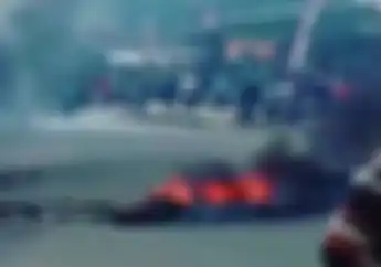 Kerusuhan di Manokwari, Massa Tutup Jalan dengan Membakar Ban, Warga dan Pemotor Enggak Berani Lewat
