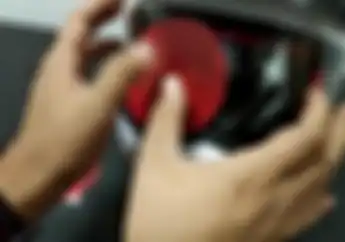 Jajal Pasang Stiker Film Anti Air Untuk Kaca Spion Mobil di Kaca Helm, Kira-kira Berhasil Gak?