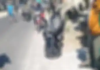 Skutik Yamaha NMAX dan Mobil Suzuki Carry Sama-sama Ringsek, Pemotor Luka Parah di Wajah