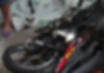 Kecelakaan Maut, Honda Revo Fit Hancur Adu Banteng Lawan Truk, Korban Ditutup Koran