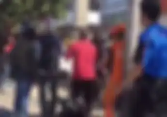 Barbar, Video Driver Ojol Terlibat Perkelahian Lawan Pengemudi Mobil di Grogol, Gunting Tergeletak di Jalan