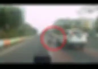 Ngilu Liatnya, Video Pemotor Nekat Lawan Arah Saat Jalan Ramai, Nyaris Adu Banteng Sama Honda CR-V