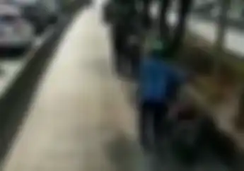 Biar Kapok, Video Pemotor Masuk Jalur Busway Dihukum Polisi Karena Berusaha Kabur