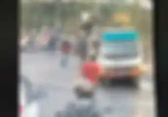 Tegang,  Video Truk Mendadak Mati di Rel Kereta, Warga dan Pemotor Langsung Berlarian Membantu