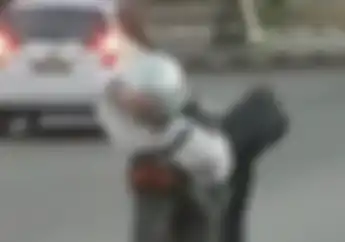 Jangan Ditiru, Video Pemotor Riding Sambil Tiduran dan Main HP, Bisa Belok Tanpa Pegang Setang