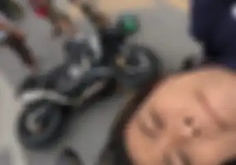  Kawasaki Z1000 Ringsek Terlibat Kecelakaan, Korban Malah Asyik Selfie di Atap Mobil, Kenapa Nih?