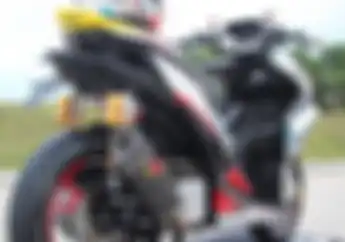 Yamaha Aerox Berani Main Warna, Setang Telanjang, Sokbreker Belakang Pakai Ohlins