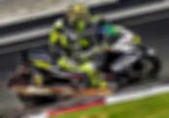 Bergaya Ala Valentino Rossi, Yamaha Aerox 155 Diajak Cornering Sampai Keluar Api