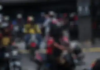 Tegang! Video Biker Yamaha RX-King Riding dengan Mata Tertutup ke Venue Otobursa Tumplek Blek 2019