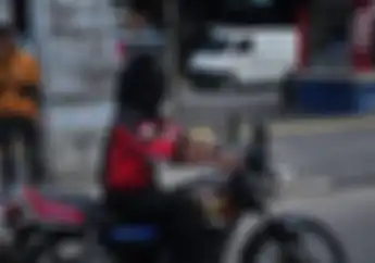 Heboh! Biker Yamaha RX-King Riding Tutup Mata Puluhan Kilometer ke Otobursa Tumplek Blek 2019