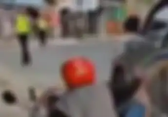 Video Detik-detik Pemotor Nekat Kabur Saat Dirazia, Motor Oleng dan Terkapar di Samping Mobil
