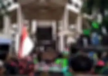 Merinding, Video Ratusan Driver Ojol Nyanyikan 