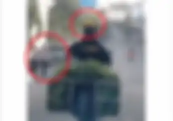Koplak, Video Pemotor Lolos Razia Polisi Pakai Helm Pisang, Enggak Ditilang, Bro!