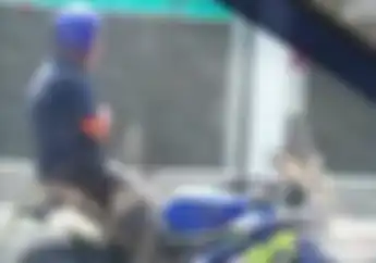 Video Pemotor Yamaha R15 Atraksi Lepas Tangan dan Duduk di Jok Belakang, Motor Tetap Melaju Kencang