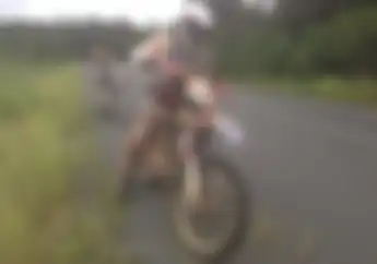 Ban Bocor Saat Trabasan, Biker Ini Masukkan Jerami ke Dalam Ban Motornya, Aman Tempuh 120 Kilometer