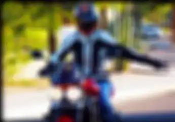 Lampu Sein Motor Mati, Boleh Gak Belok Pakai Isyarat Tangan?